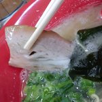 Hakataippatsu - チャーシューは豚モモ肉っぽく、やわらかい歯応えで味は控えめ