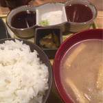 牛かつと和酒バル koda - 左から醤油、塩山葵、ソース。
            醤油が好きやと。