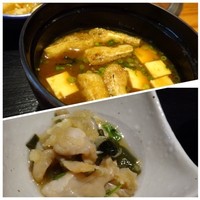 ひしむら - ◆上：赤だし。お揚げと細目に切ったお豆腐が入っています。◆下：タイラギのヒモの鬼おろし和え