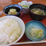 いっぱい茶屋　東宝 - ホルモンうどん定食の付け合せ