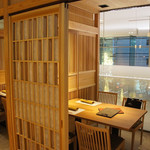 鮨・串揚げ 春夏秋冬 - 半個室のようなお部屋で
      落ち着いてゆっくりとお食事