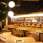 鮨・串揚げ 春夏秋冬 - 木のぬくもりが感じられる和モダンな雰囲気の店内