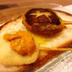 鮨・串揚げ 春夏秋冬 - 子持ち昆布のウニ添えと椎茸肉詰め