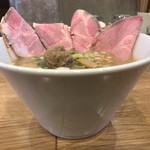 Mari iida - 【2016年11月】濃厚魚介@780円＋レアチャーシュー＠280円を横から、オサレな器です。