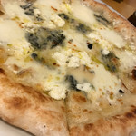 Pizzeria Cafe KOBERTA - ４種のチーズのピザ♡　はちみつを添えて♪