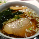 東天閣 - 半ラーメンのスープは中華の基本となる毛湯