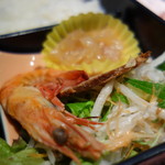 東天閣 - 前菜は蒸し海老、クラゲ、チャーシュー、サラダ