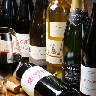 シェフ・ソムリエ厳選のワインは100種類以上と多彩に取り揃え