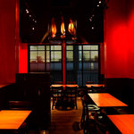 バル デ エスパーニャ ペロ バモス - 2階席はパンチのきいた赤が印象的・少人数の会食やパーティー利用も多い