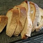 ビストロ ヌー - 自家製パン