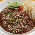 Ru Pan - 麻辣ジャージャー麺…花山椒豆板醤などを加えた麻婆豆腐のような味付けのジャージャー麺です。