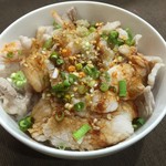 Ru Pan - 豚バラ飯…国産豚バラを柔らかくボイルし、ソースを掛けた豚バラ丼です。ソースは5種類ご用意しております。