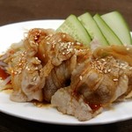 Ru Pan - 豚しゃぶソース掛け…中華料理でいう、雲白肉(ｳﾝﾊﾟｲﾙｰ)です。キュウリともやしでお召し上がりください。