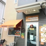 シナモンガーデン - 店頭には２台車をとめられます。小田急江ノ島線南林間駅から徒歩７分とのこと。