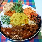 シナモンガーデン - スリランカスタイルワンプレート １１００円(税込)＋バスマティライスに変更２００円＋ライス大盛５０円＝１３５０円。ビーフカレーを選んでみた。他豆カレーとサラダ、パパダン、おかず４種類。