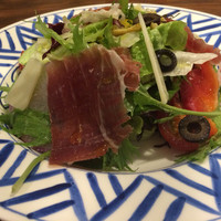 sangria 青山店 - イベリコハムとマンチェゴチーズサラダ
                