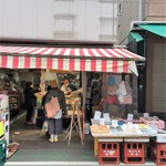 朝市ラーメン - コロッケ屋さんから入ります