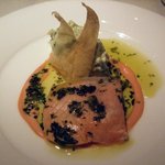 キハチ - 香草風味のポッシェサーモンと林檎、アボカドのタルタル