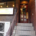 階段を上がって