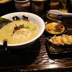 博多ラーメン 琥家 - シロとギョーザハーフ842円が ラーメンパスポート使用で500円