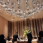 リストランテ ル・ミディ ひらまつ - 高い天井のセレブ空間
