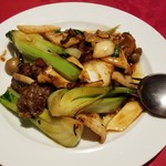 五修堂 - 牛肉とイカのカキソース炒め(670円)です。2016年10月