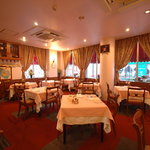 伊藤グリル - 広々とした店内。古き佳き神戸の雰囲気を大切にしています。