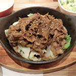 米どころん - 鉄板味噌だれ牛焼肉定食890円