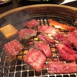 創作焼肉 神戸 牛乃匠 - カルビを焼いています