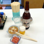 一休食堂 - 瓶ビール610円、牛モツ煮込み400円、塩辛170円