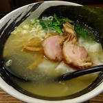 麺場 浜虎 - 塩鶏ワンタンスープ10ヶに麺プラス