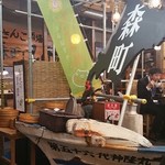 どさんこ酒場森町しげぞう - 打ちっぱなしの店内になぜかド真ん中に船がある