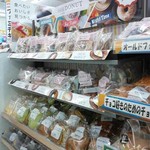 Family Mart - パンコーナーの上に、ドーナツが。