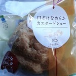 ファミリーマート - なめらかカスタードシュー。