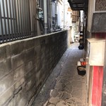 路地裏カレー Tiki - 細い路地を抜けると