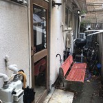 路地裏カレー Tiki - そこにはお店が。ただの人んちだ。