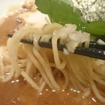 しとらす - 黒コク煮干SOBAの麺ｗ