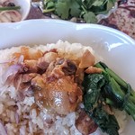 WAIWAI アジアのごはんやさん - 「骨付き手羽元肉と豚バラを玉ネギとスパイスでじっくり煮込んだフィリピン料理です」。