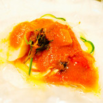 遠藤利三郎商店 - 尾長鯛と帆立貝のパピヨット
      スープ・ド・ポワソンをかけていただきます