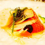 遠藤利三郎商店 - 尾長鯛と帆立貝のパピヨット
      包みを開くとこんな感じ