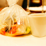 遠藤利三郎商店 - 尾長鯛と帆立貝のパピヨット
      包み焼きの中身はと言うと…