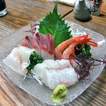 よし半 - 刺し盛り（手前がスズキ）