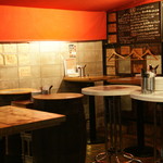 富士屋本店 ダイニングバー - 店内全景・全席立ち飲みです。２０１６年１２月