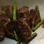 ロペズ - 鉄板焼きの牛バラ♪