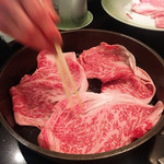 モリタ屋 - 仲居さんがお肉を焼いてくれます♪