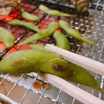 牡蠣小屋・肉小屋大島通線 - お通しの枝豆を焼いて「焼き枝豆」