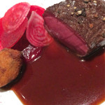 オマージュ - 蝦夷鹿にビーツとデーツを添えて