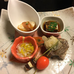 食べるお宿 浜の湯 - 前菜盛り合わせ。柿に見立てているのは鶉のたまご。