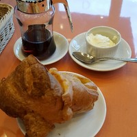 トラットリア グランボッカ - シュー皮っぽい。メープルとホイップバターで食べるので、これだけでデザートになる感じ。
