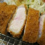 かつ膳 居酒屋 翔月 - 九州国産豚ロースとんかつ、予熱で徐々に火が通っていくのがわかります